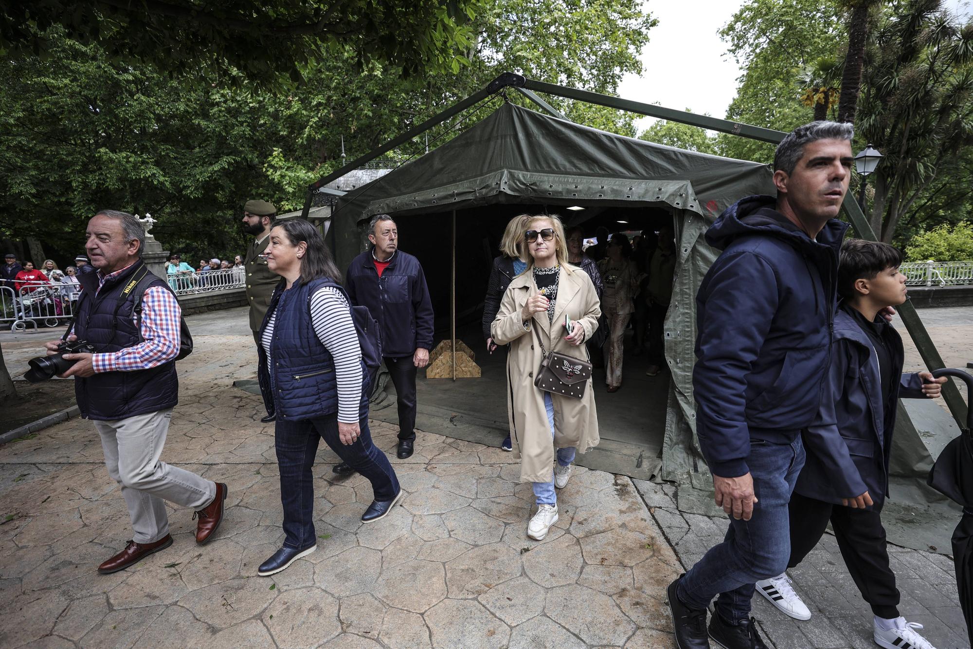 El izado de la bandera y la exposición del Bombé abren los actos del Día de las Fuerzas Armadas en Oviedo.