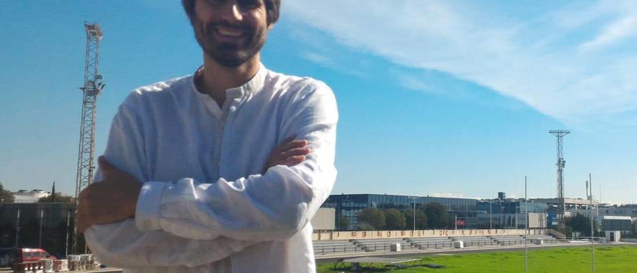 Carles Gonyalons, director general de Esports del Govern, posó ayer ante la pista en obras.