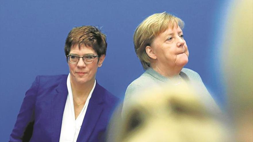 La elegida de Angela Merkel para sucederla renuncia a la cancillería