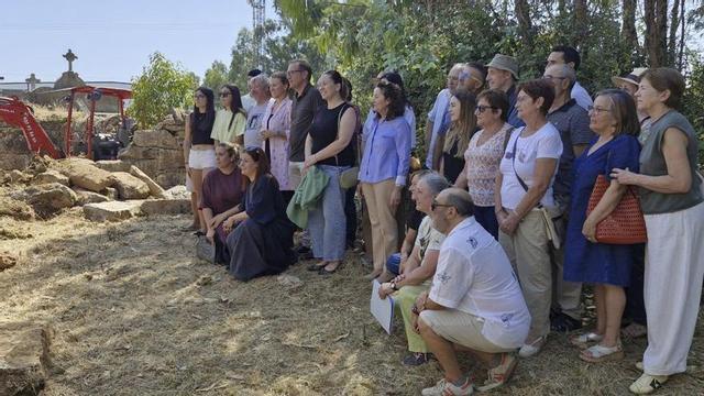 Lugar donde comenzó ayer la excavacion para exhumar tres cuerpos de represaliados.
