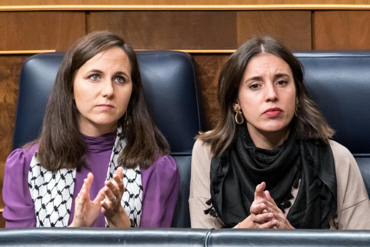 Irene Montero y Ione Bellarra aplauden ayer en la primer sesión de investidura de Pedro Sánchez.