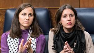 Irene Montero y Ione Bellarra aplauden ayer en la primer sesión de investidura de Pedro Sánchez.
