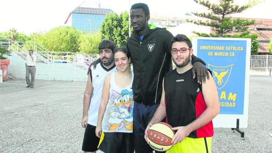 Orupke, ayer con tres jóvenes en su presentación.