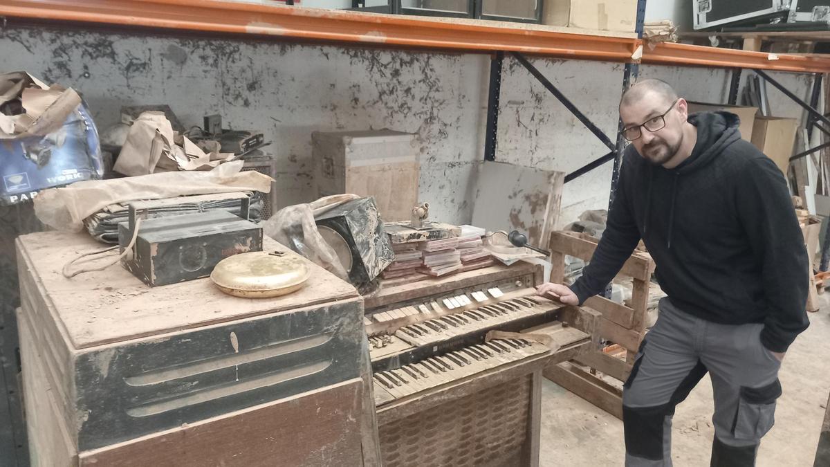 El empresario Paco Valencia simula que toca el valioso piano Hammond.