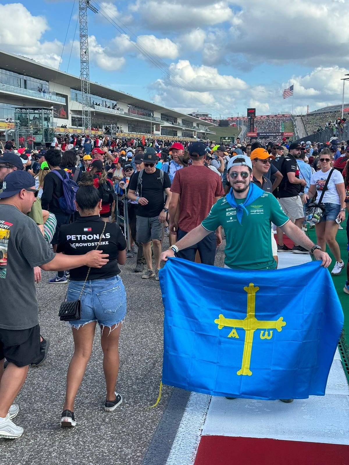 Pedro Saiz, con la bandera de Asturias en un gran premio de automovilismo al que acudió para ver a Fernando Alonso