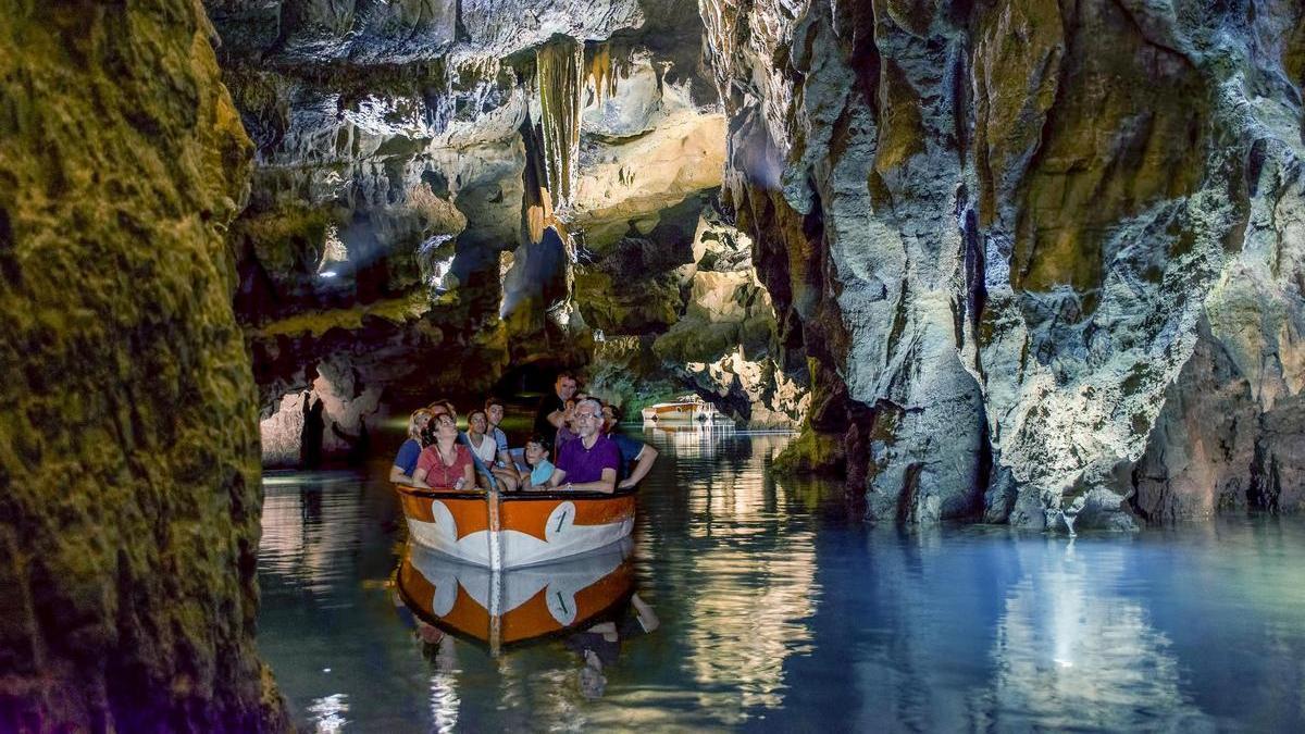 Un grupo de turistas en una barca dentro del río.