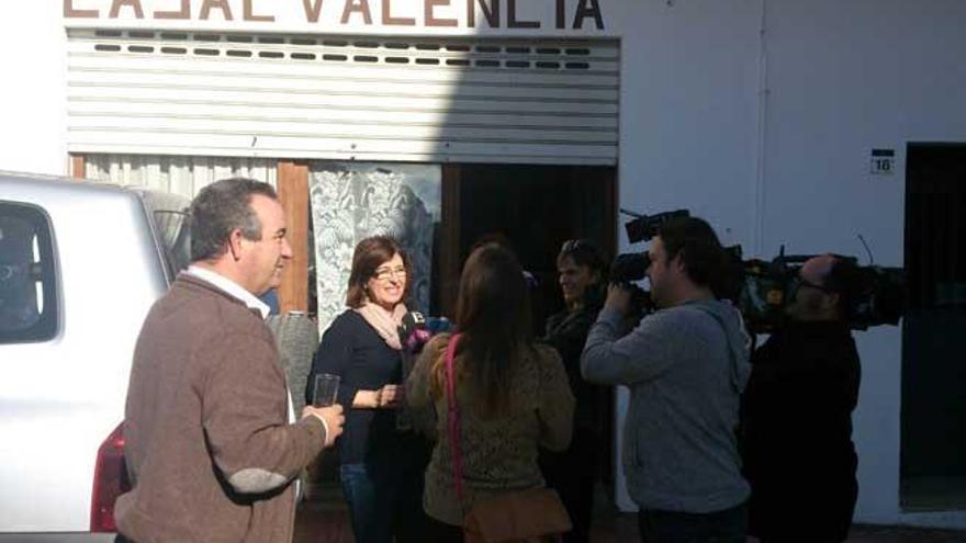 El Casal Valencià está recibiendo esta mañana a personas que están celebrando el golpe de suerte.