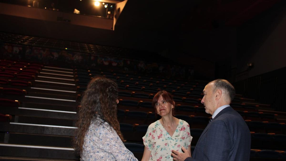 El delegado del Gobierno, Fernando Beltrán, con María López Insausti y Raquel Anadón, en el Teatro de las Esquinas.