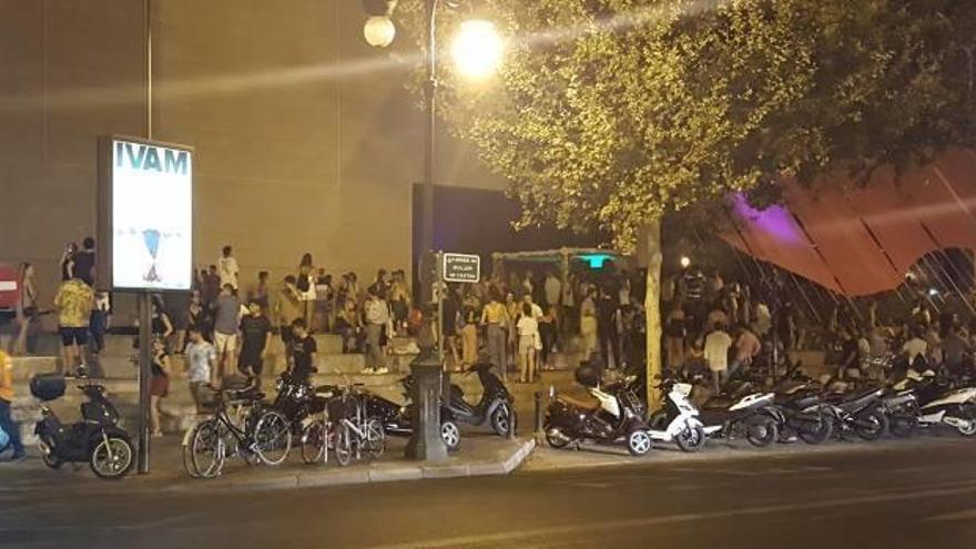 Decenas de jóvenes en la explanada del museo el pasado viernes por la noche.