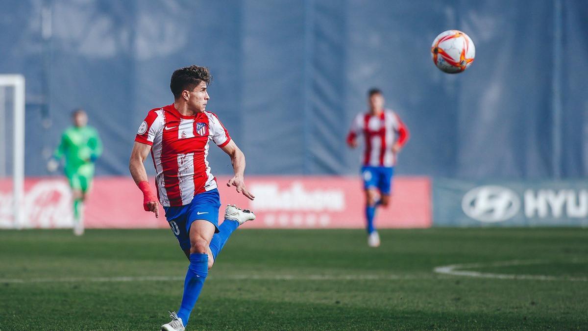 Giuliano Simeone persigue un balón en un partido con el Atlético B.