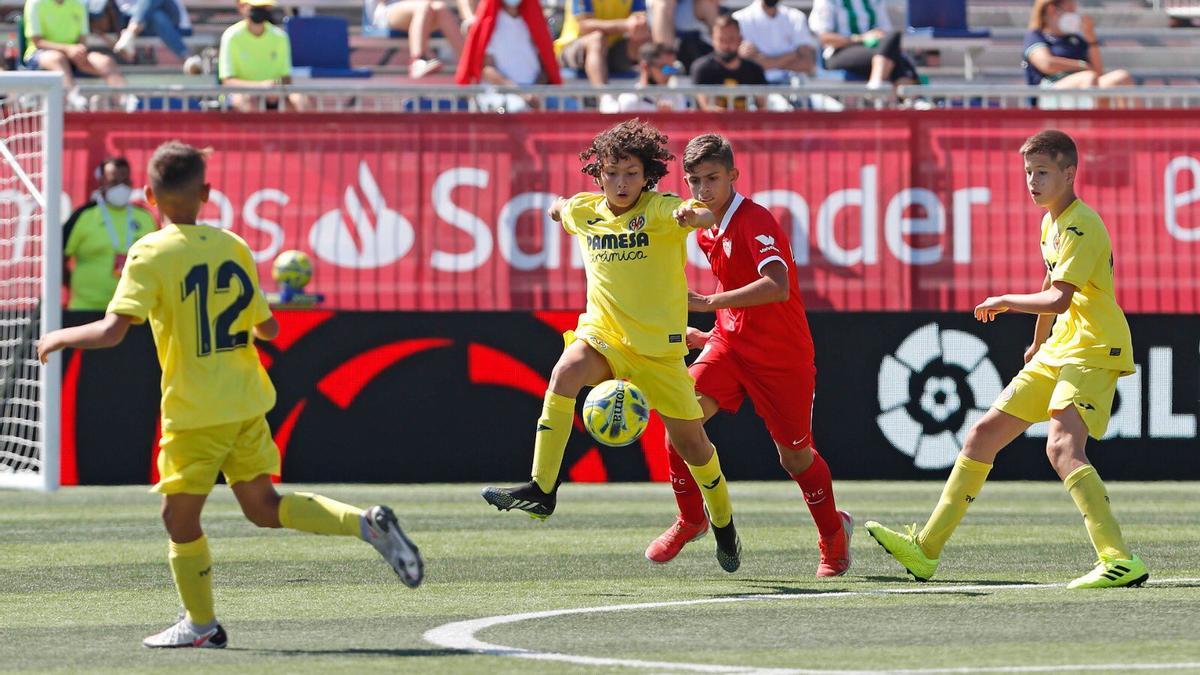 El equipo alevín del Villarreal no tuvo suerte en la sesión matinal y cayó derrotado frente a un soberbio Sevilla, gracias a un solitario gol de Adrián.