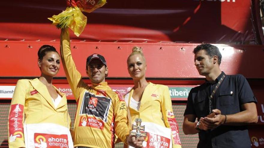 Alejandro Valverde recibe de manos de Miguel Indurain el maillot oro.