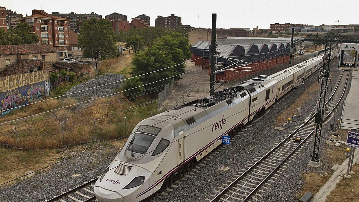 Uno de los trenes participantes en la formación de maquinistas para la línea Zamora-Pedralba