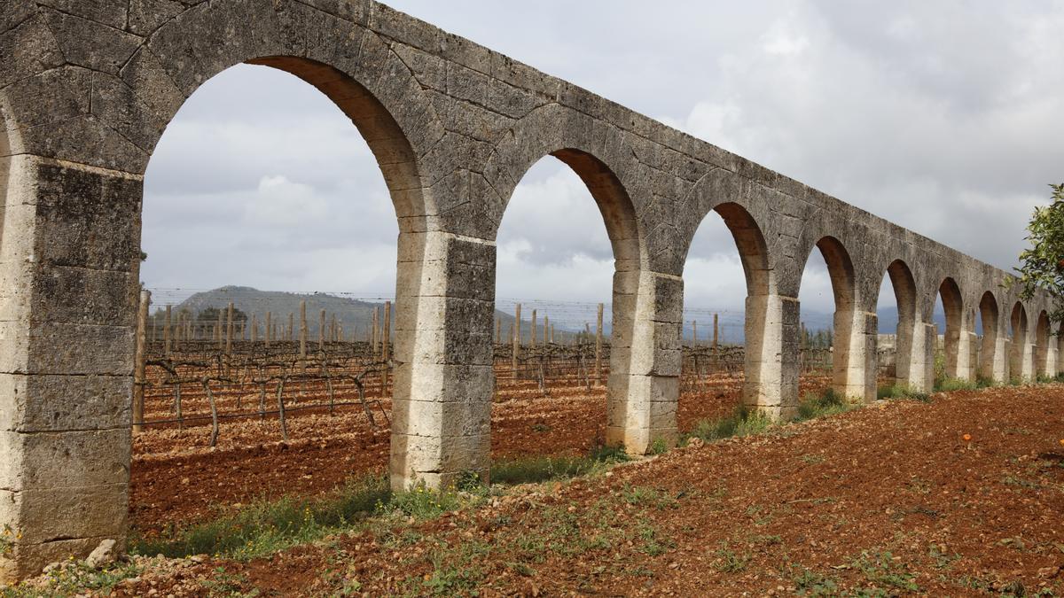 Ein Aquädukt hat früher das Wasser über die Felder der Finca Son Ramon verteilt.