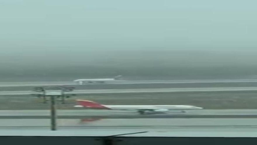 Los pasajeros graban los estragos de la nieve en el Aeropuerto Madrid-Barajas