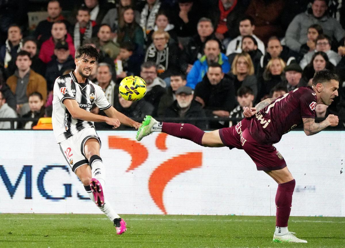 Lucas Alcázar ejecuta un centro hacia el área del Leganés.