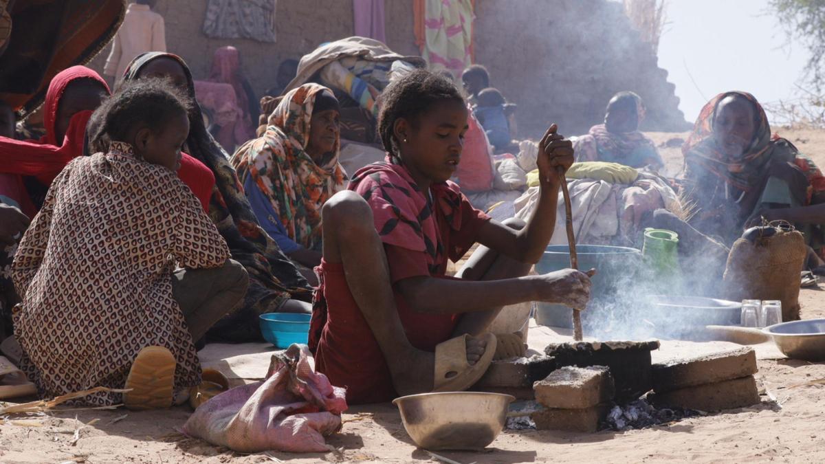 Habitantes de un campo de refugiados en El Fasher (Sudán).