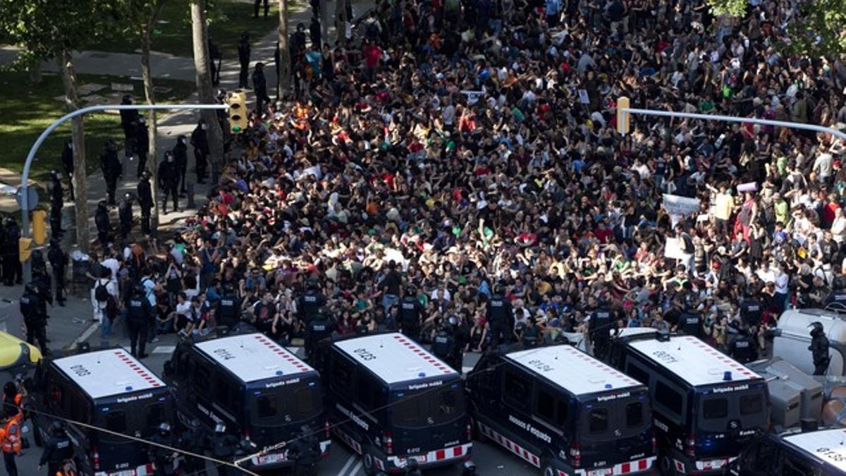 Centenares de indignados, a las puertas del Parlament, el pasado 15 de junio.