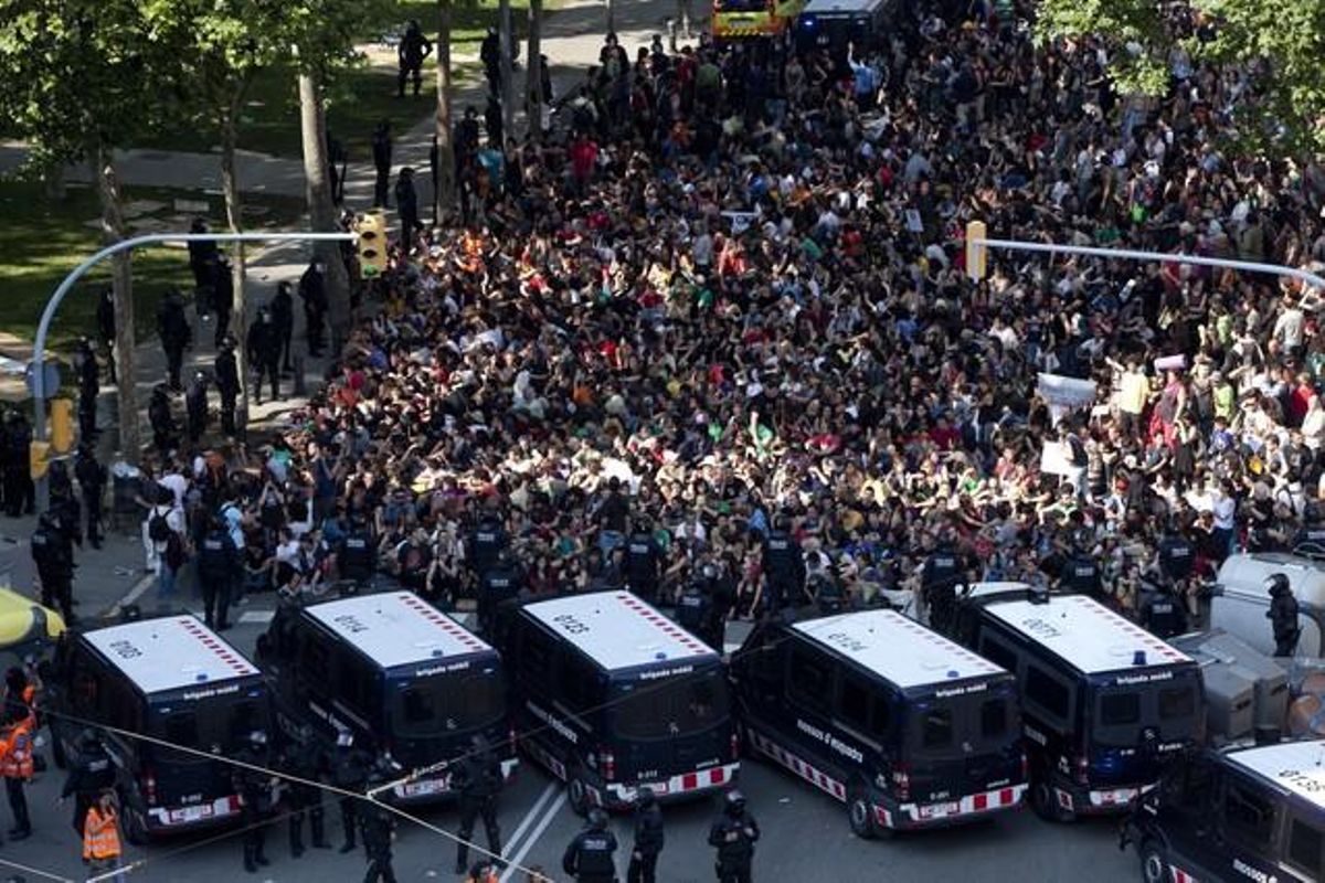Centenars d’indignats, a les portes del Parlament, el 15 de juny. Centenars d’indignats, a les portes del Parlament, el 15 de juny.