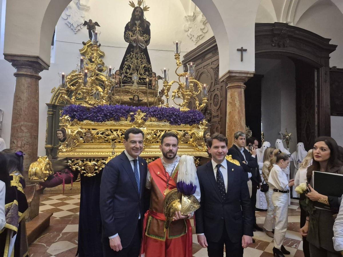 Cabra. Juanma Moreno visita la cofradía del Preso en Cabra.