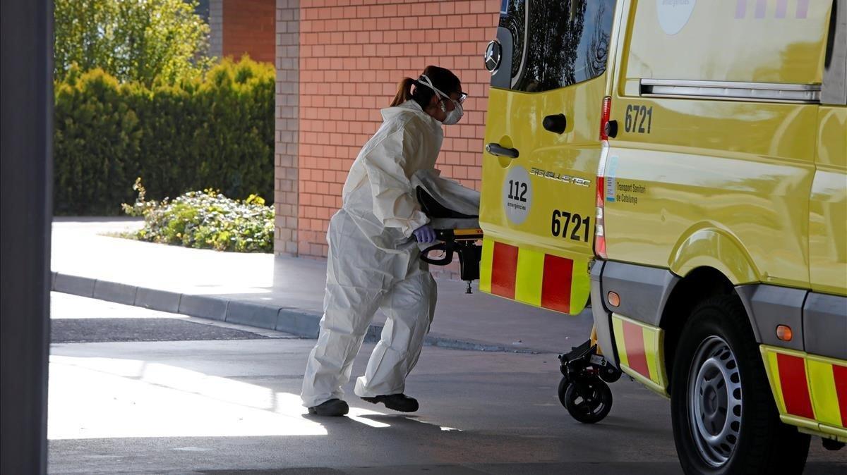 Una profesional sanitaria, en las urgencias del Hospital de Igualada.