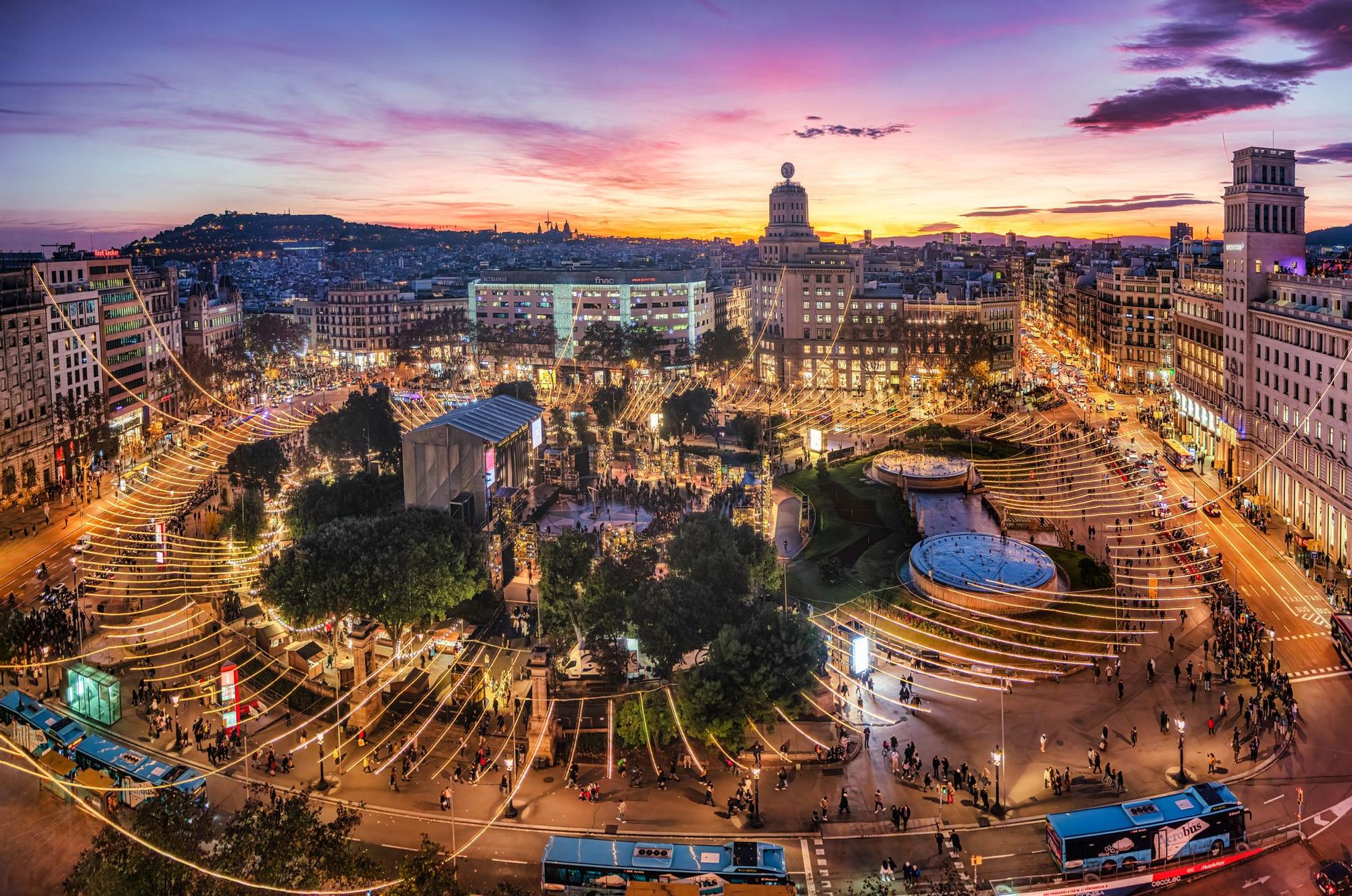 Así luce Plaza Catalunya durante las fiestas en Barcelona