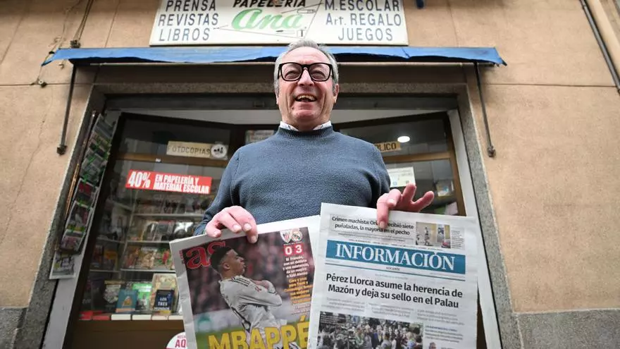 "Me despido con pena después de 55 años vendiendo prensa": El quiosco Ana de Elda cierra por jubilación