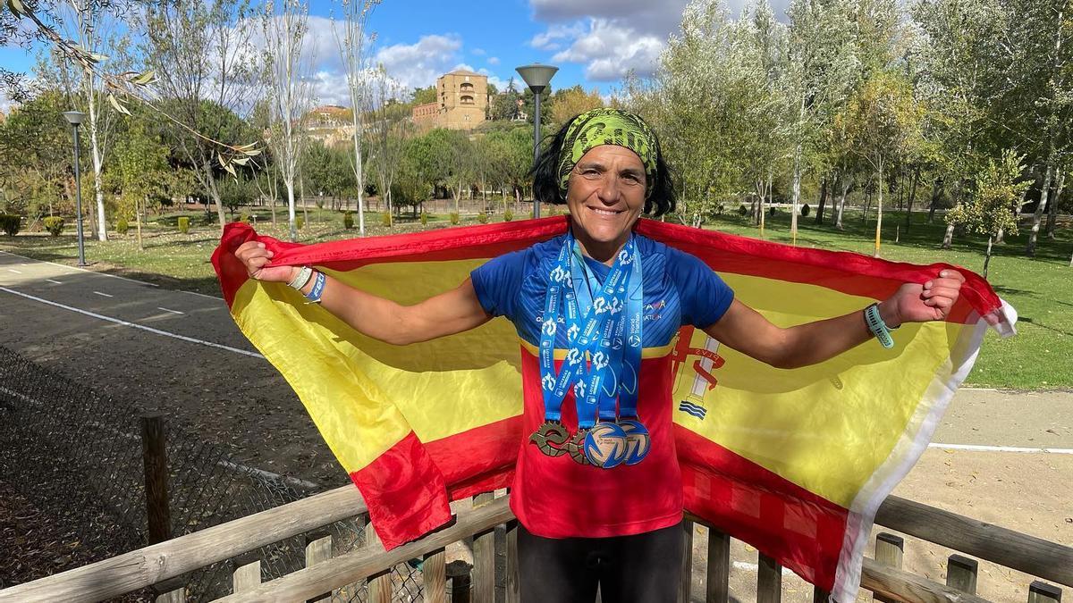 Pepa García con las cuatro medallas conseguidas en Cáceres