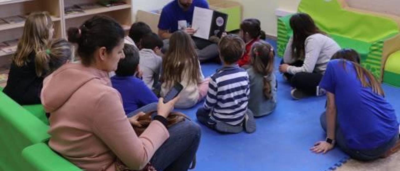 Muchas actividades pretenden fomentar la lectura en los niños .