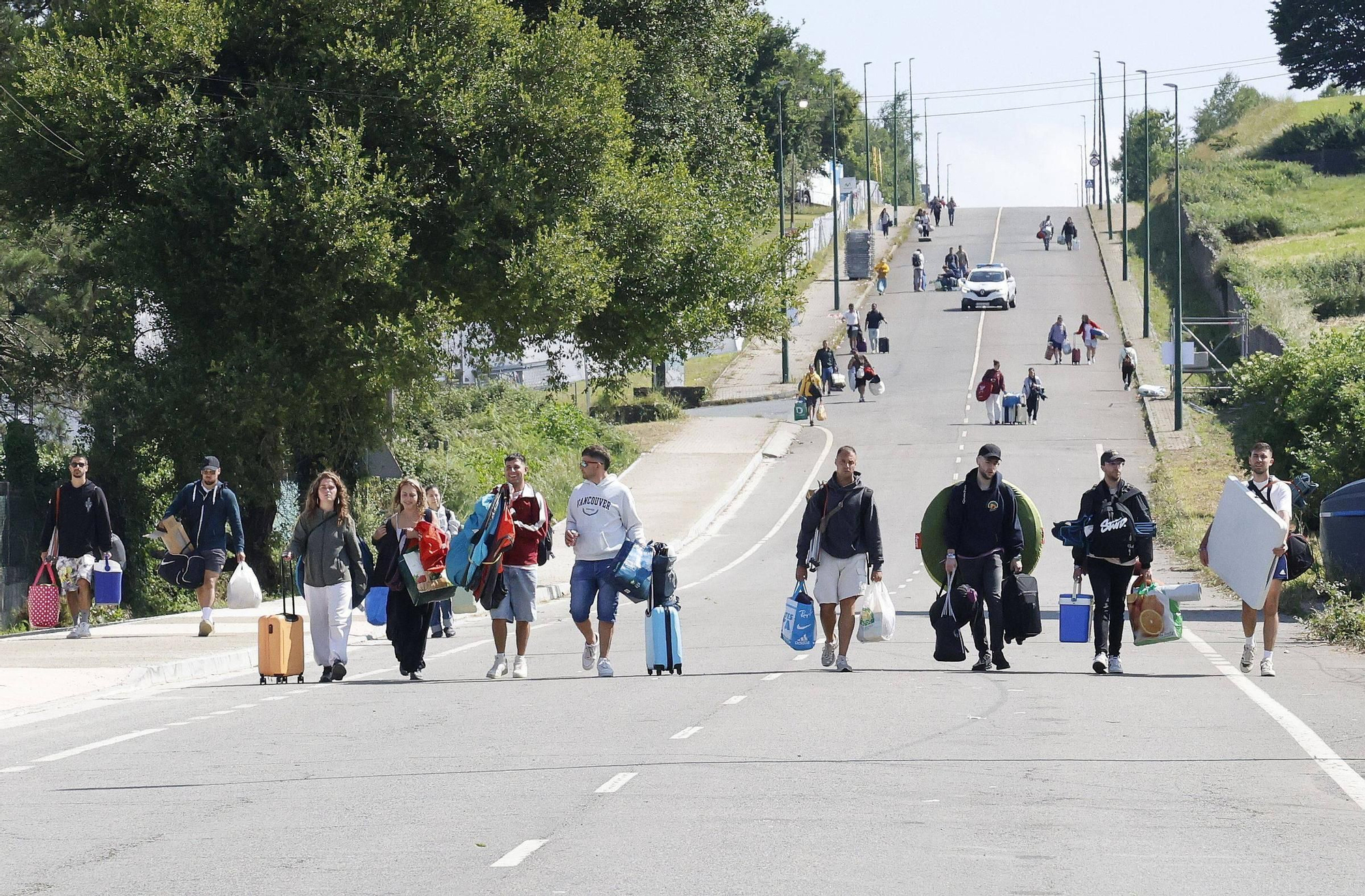 Vuelta a la realidad, paso a paso y mochila a cuestas: los campistas abandonan el Monte do Gozo