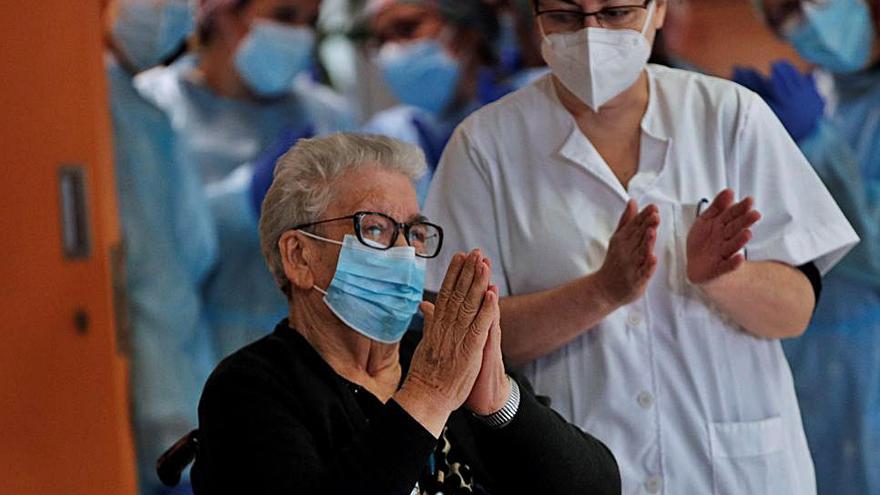 La gallega Josefa Pérez, de 89 años y residente en un centro de L’Hospitalet,  fue la primera en recibir la vacuna en Cataluña.   | // EFE