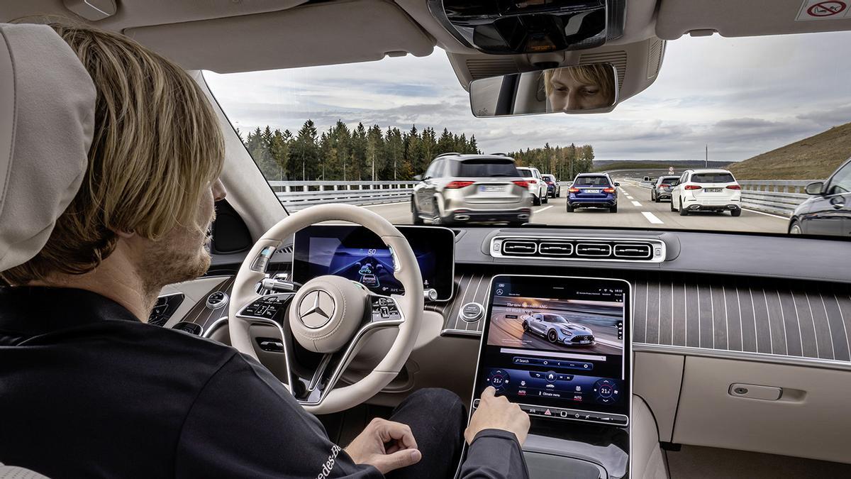 Mercedes-Benz adelanta a Tesla en conducción autónoma
