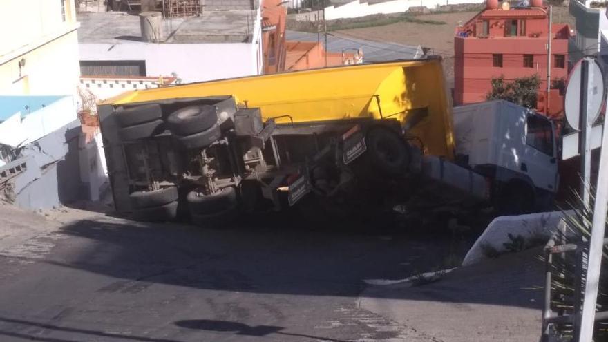 Accidente de un camión en la Cuesta de Caraballo