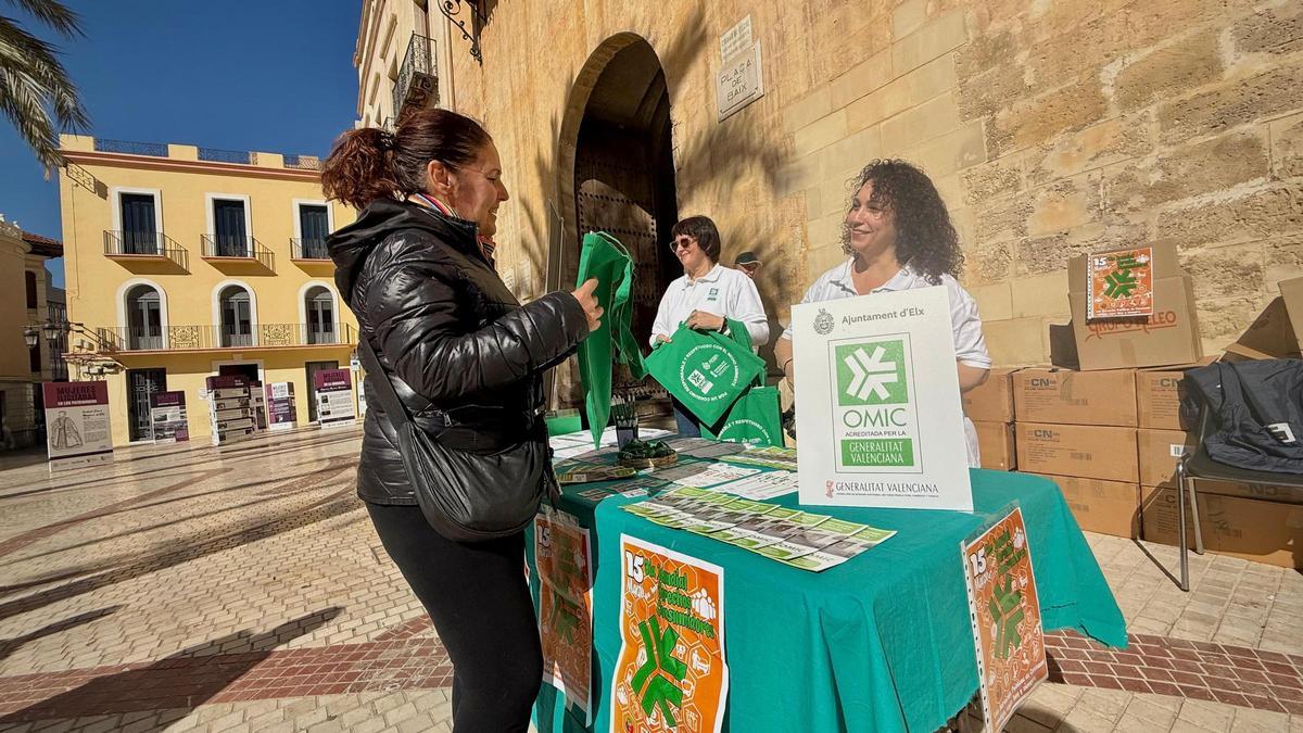 Campaña de la OMIC en la Plaça de Baix este viernes para dar visibilidad al servicio municipal por el Día del Consumidor