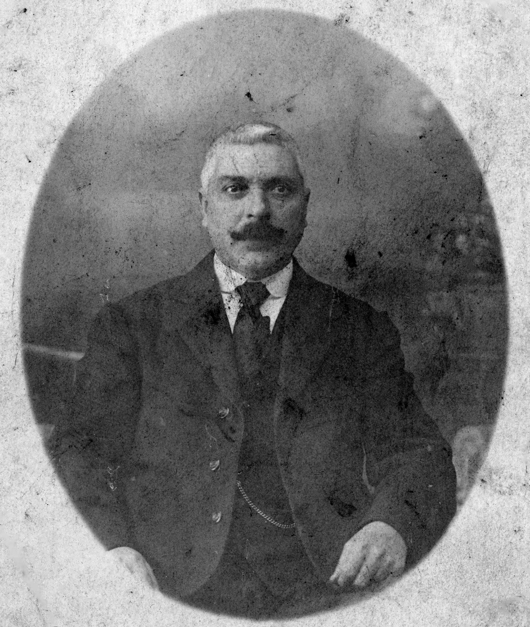 El doctor Manuel Riobó Guimeráns, propietario de la isla en la década de 1920.