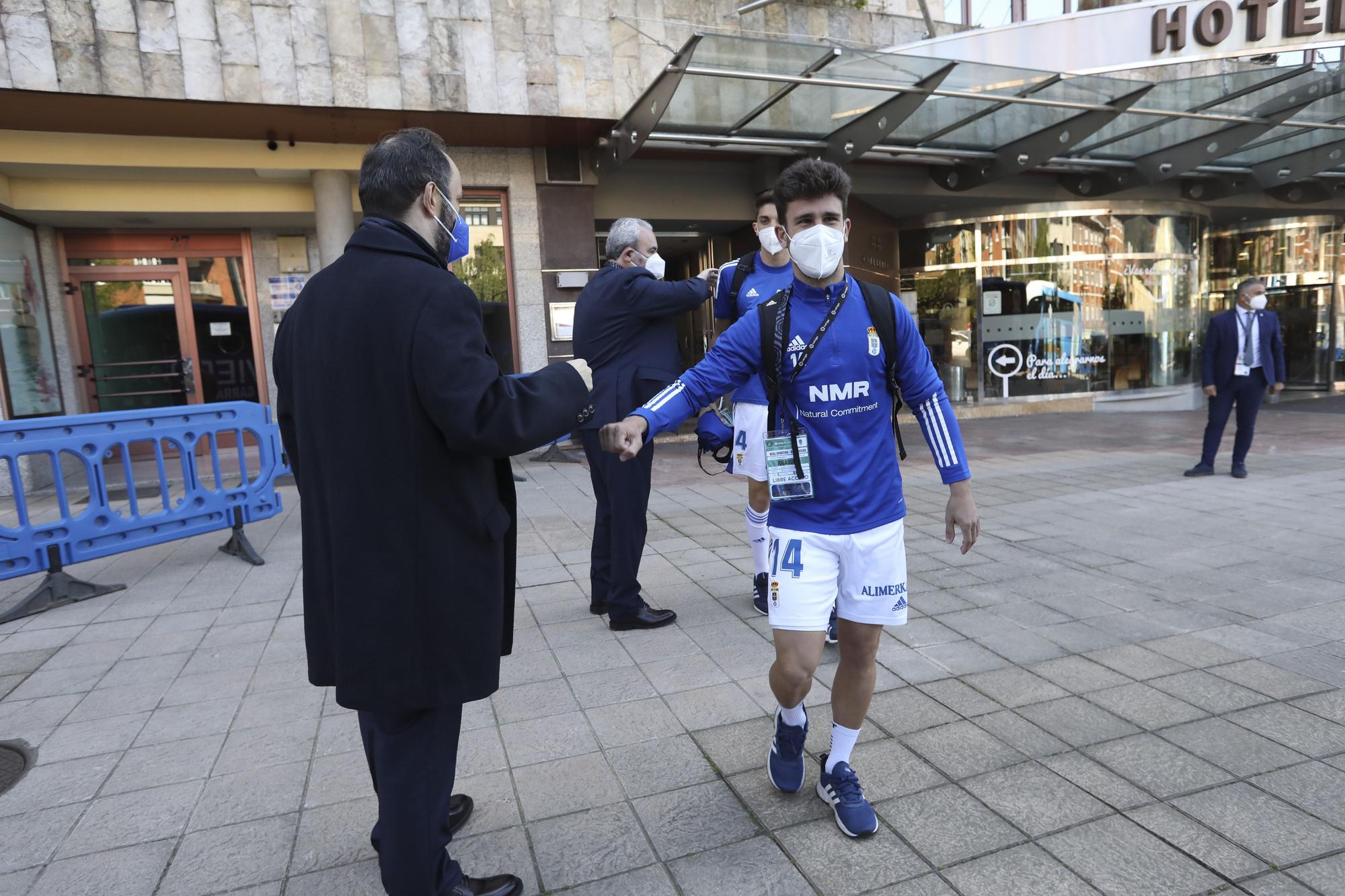 Así fue la salida de los jugadores del Real Oviedo hacia Gijón