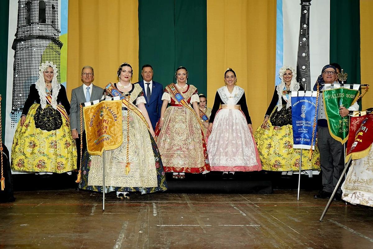 Integrantes de la falla Don Bosco, con los banderines que se han llevado.