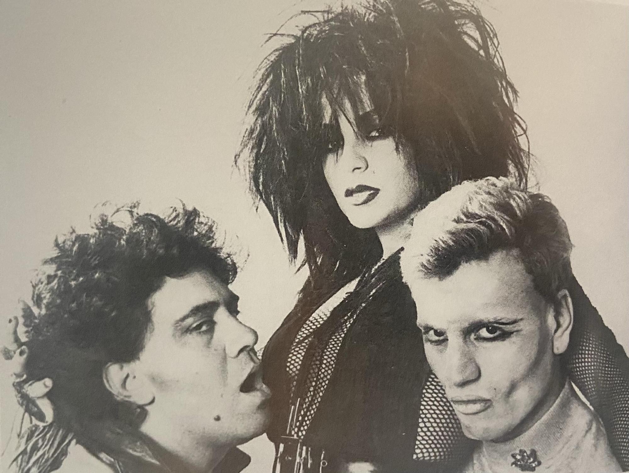 Almodóvar, Alaska y McNamara, anunciando el cartel de Nochevieja de 1983 para Rock Ola