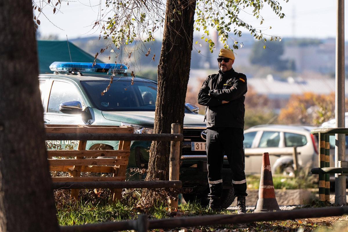 Efectivos de la UME y agentes rurales se reúnen en la zona declarada en cuarentena por la Peste Porcina Africana en Torreferrussa, antes de iniciar las tareas previstas.