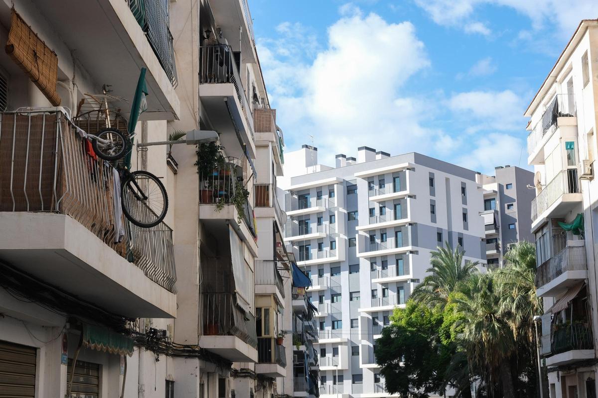Una vista de los nuevos edificios de San Antón desde las calles donde aún persisten los construidos en los años sesenta.