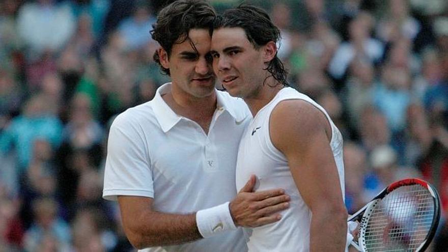 Roger Federer felicita a Rafel Nadal, instantes despues de consumarse la primera victoria del campeón mallorquín en el torneo de Wimbledon.