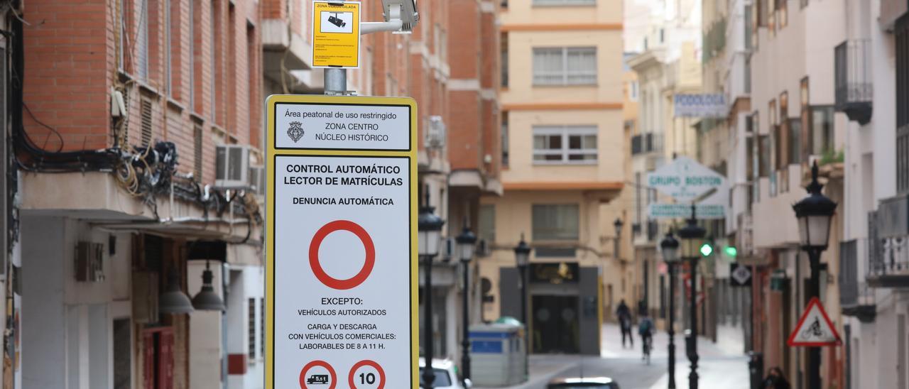 Detalle de una de las cámaras de vigilancia ubicada en el centro de Castelló.