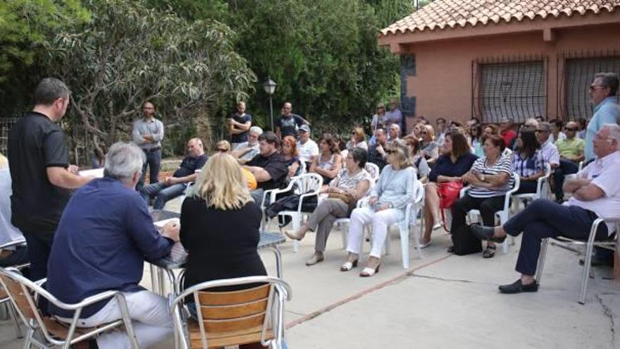 Decenas de vecinos acudieron ayer a la reunión informativa con el alcalde de Chiva y varios ediles de la corporación.