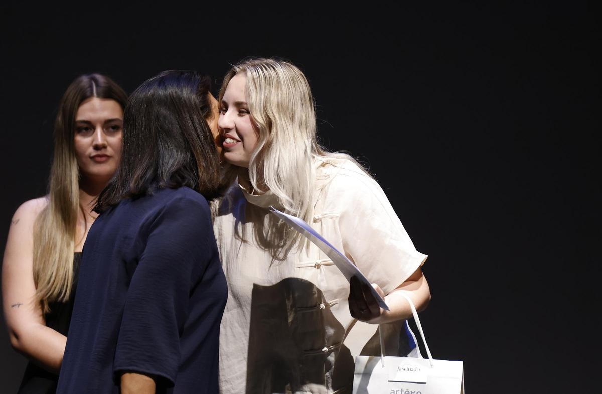 Doña Carmen Aguiló gerente de PalmaActiva le entrega el premio a Victoria Olivia Stachura que le acredita el pasa a la final nacional