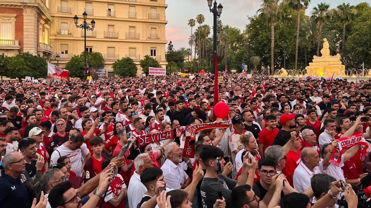 VÍDEO | Multitudinaria manifestación del sevillismo: la afición clama contra la gestión del club y exigen la dimisión de la directiva