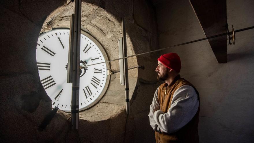 David Rodríguez observa la esfera del reloj del Eusebio da Guarda.   | // CASTELEIRO/ROLLER AGENCIA