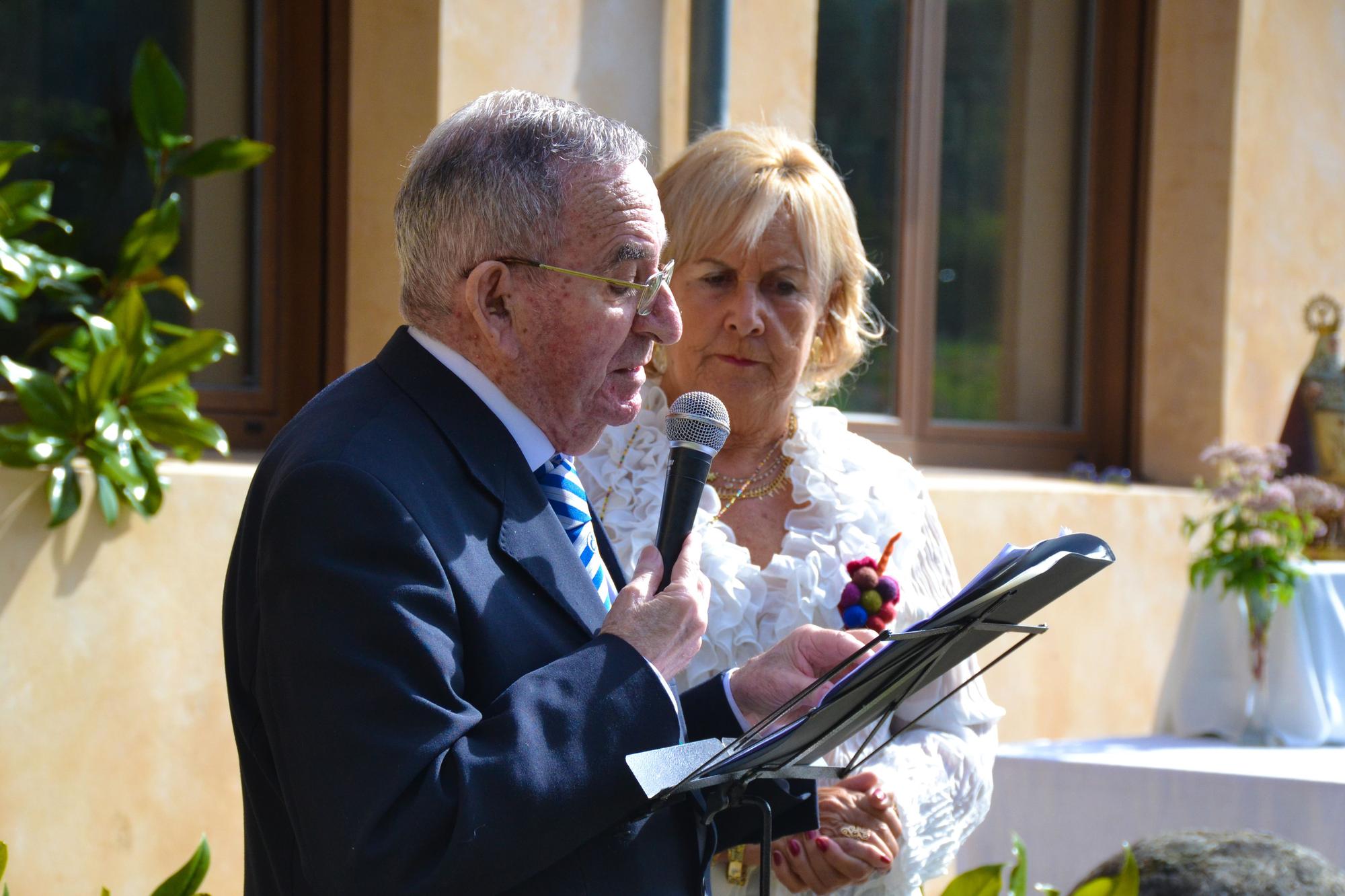 Emilio Serrano, durante su intervención, junto a Estela Rosete.