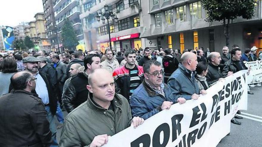 Los mineros, durante el corte que realizaron ayer en la avenida de Galicia, en Oviedo, con una pancarta.