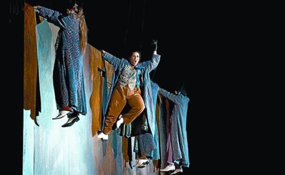 Una escena amb els intèprets cantants en una planxa metàl·lica.