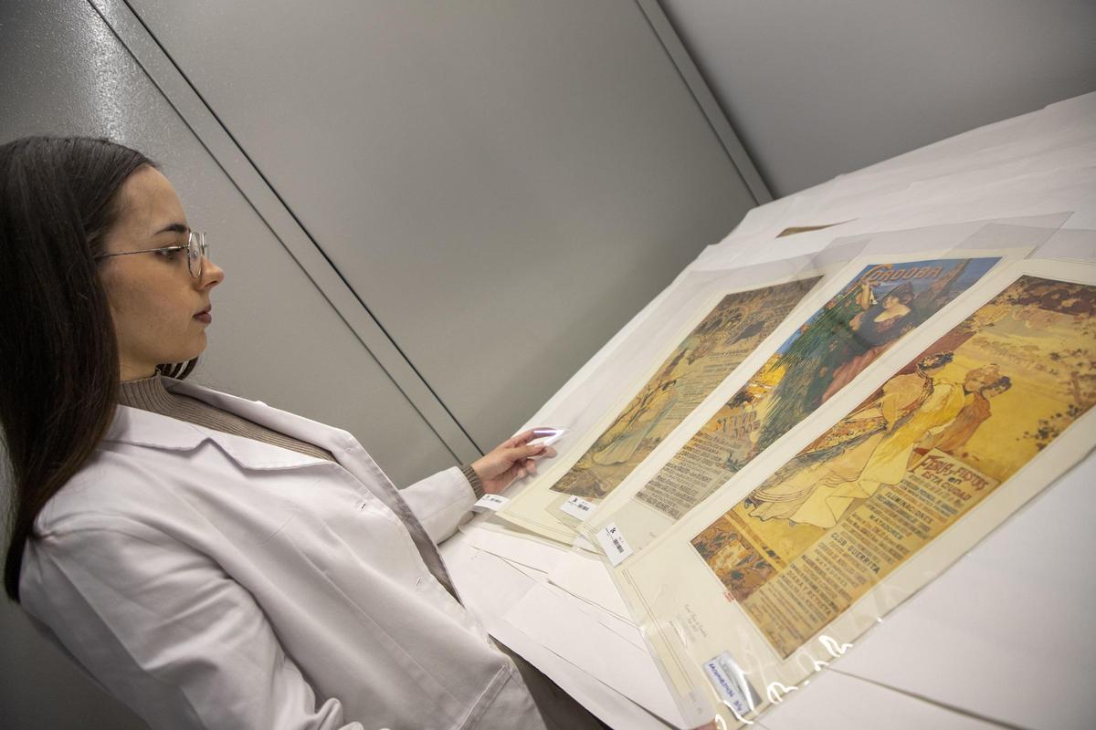 Una de las jóvenes que trabajan en el archivo de la Diputación.